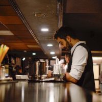 naci-en-un-bar16
